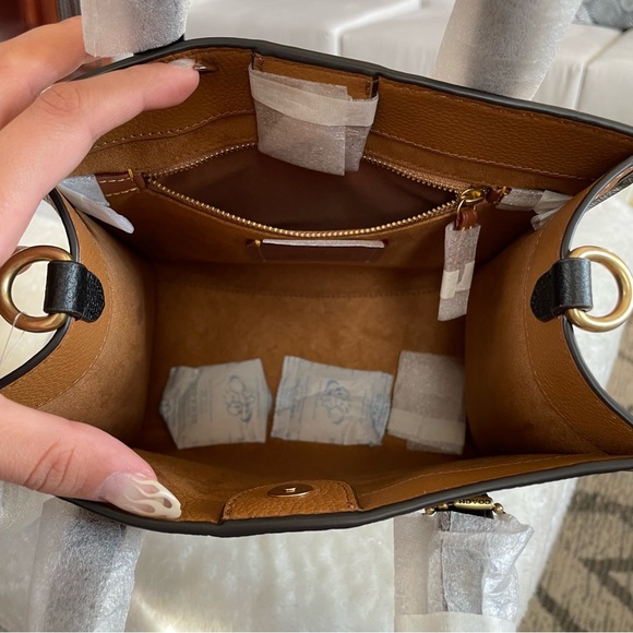 ‼️SOLD‼️ Coach Field Tote 22 in Colour Block - Picture 7 of 13